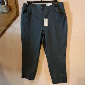 Croft & Barrow women’s straight leg effortless pull-on pants in Charcoal.